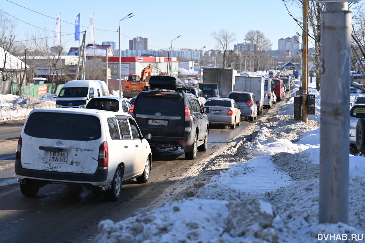 Одиннадцать домов остались без воды из-за порыва на Шелеста (ФОТО) —  Новости Хабаровска