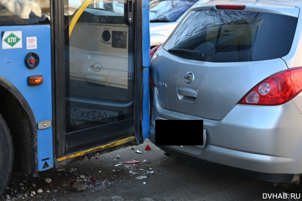 Автобус и Nissan Tiida собрали масштабную пробку в центре Хабаровска (ФОТО)  — Новости Хабаровска