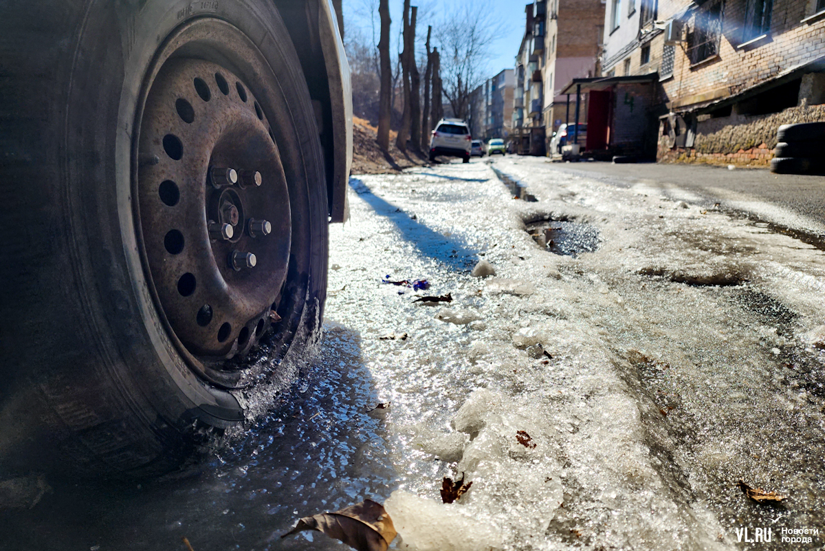 Во дворе на Адмирала Кузнецова автомобили застревают в ледяных колеях и  вмерзают шинами в застывшую канализацию (ФОТО) – Новости Владивостока на  VL.ru