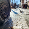 Во дворе на Адмирала Кузнецова автомобили застревают в ледяных колеях и вмерзают шинами в застывшую канализацию (ФОТО)