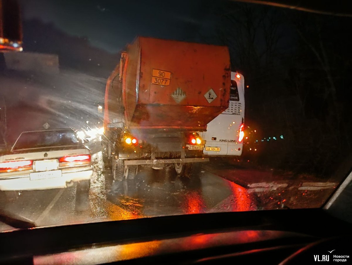 В пригороде Владивостока после дождя обледенели дороги – в кювет массово  скатываются машины и даже автобусы с детьми – Новости Владивостока на VL.ru