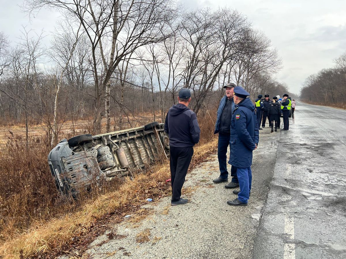 В пригороде Владивостока после дождя обледенели дороги – в кювет массово  скатываются машины и даже автобусы с детьми – Новости Владивостока на VL.ru