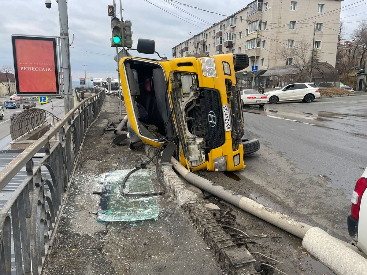 Во Владивостоке бетономешалка завалилась на леера над остановкой  «Молодёжная» (ВИДЕО) – Новости Владивостока на VL.ru