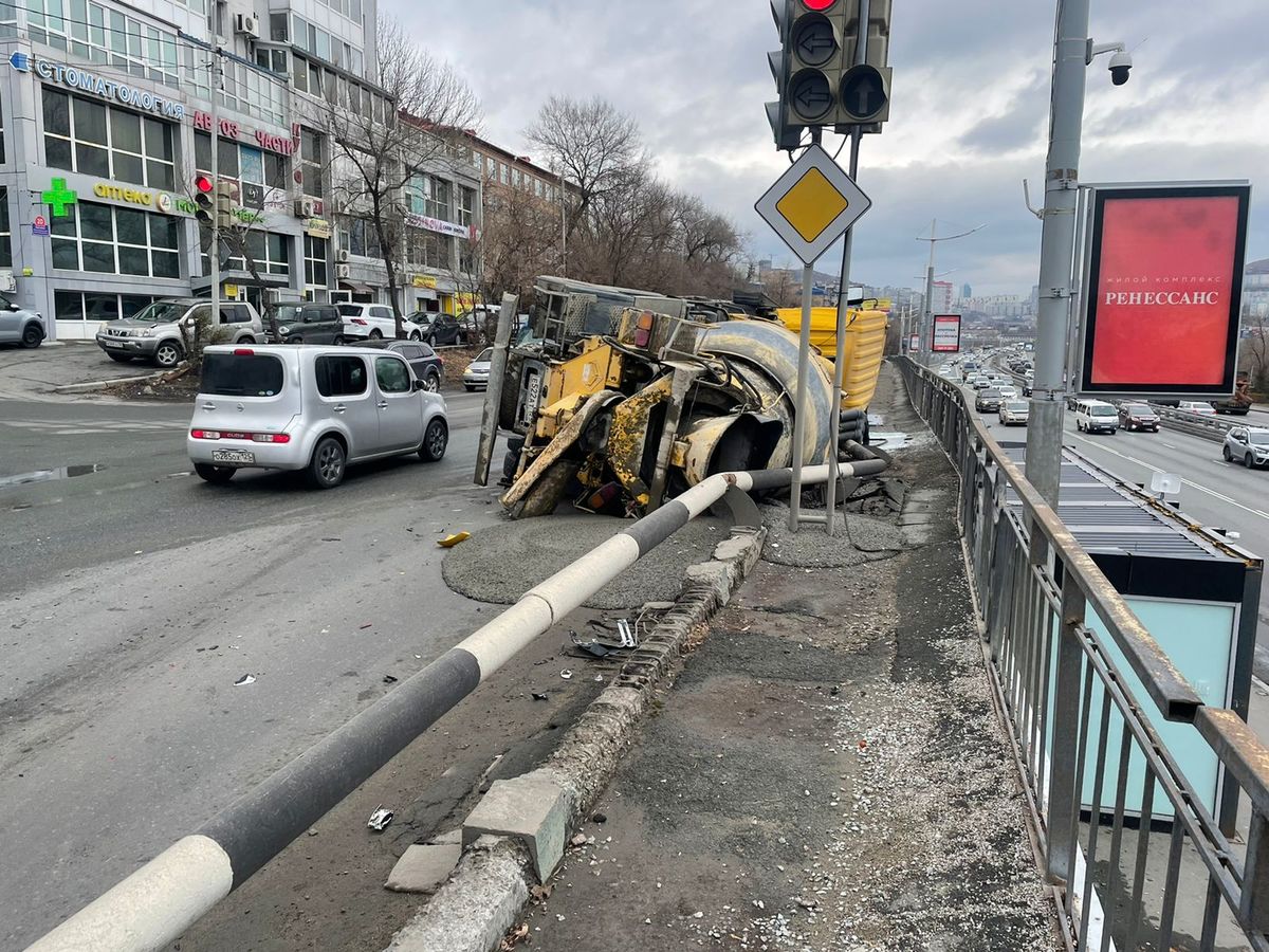 Во Владивостоке бетономешалка завалилась на леера над остановкой  «Молодёжная» (ВИДЕО) – Новости Владивостока на VL.ru