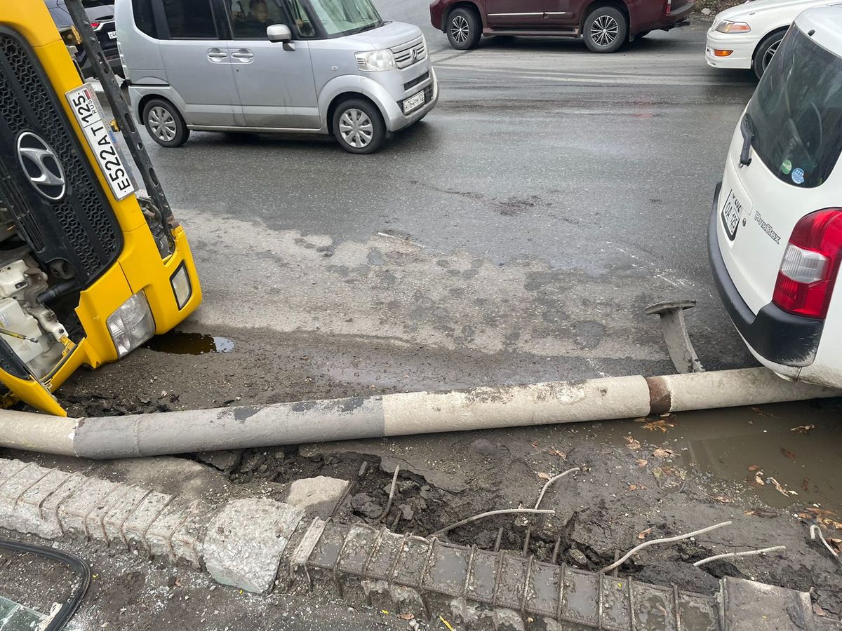 Во Владивостоке бетономешалка завалилась на леера над остановкой  «Молодёжная» (ВИДЕО) – Новости Владивостока на VL.ru