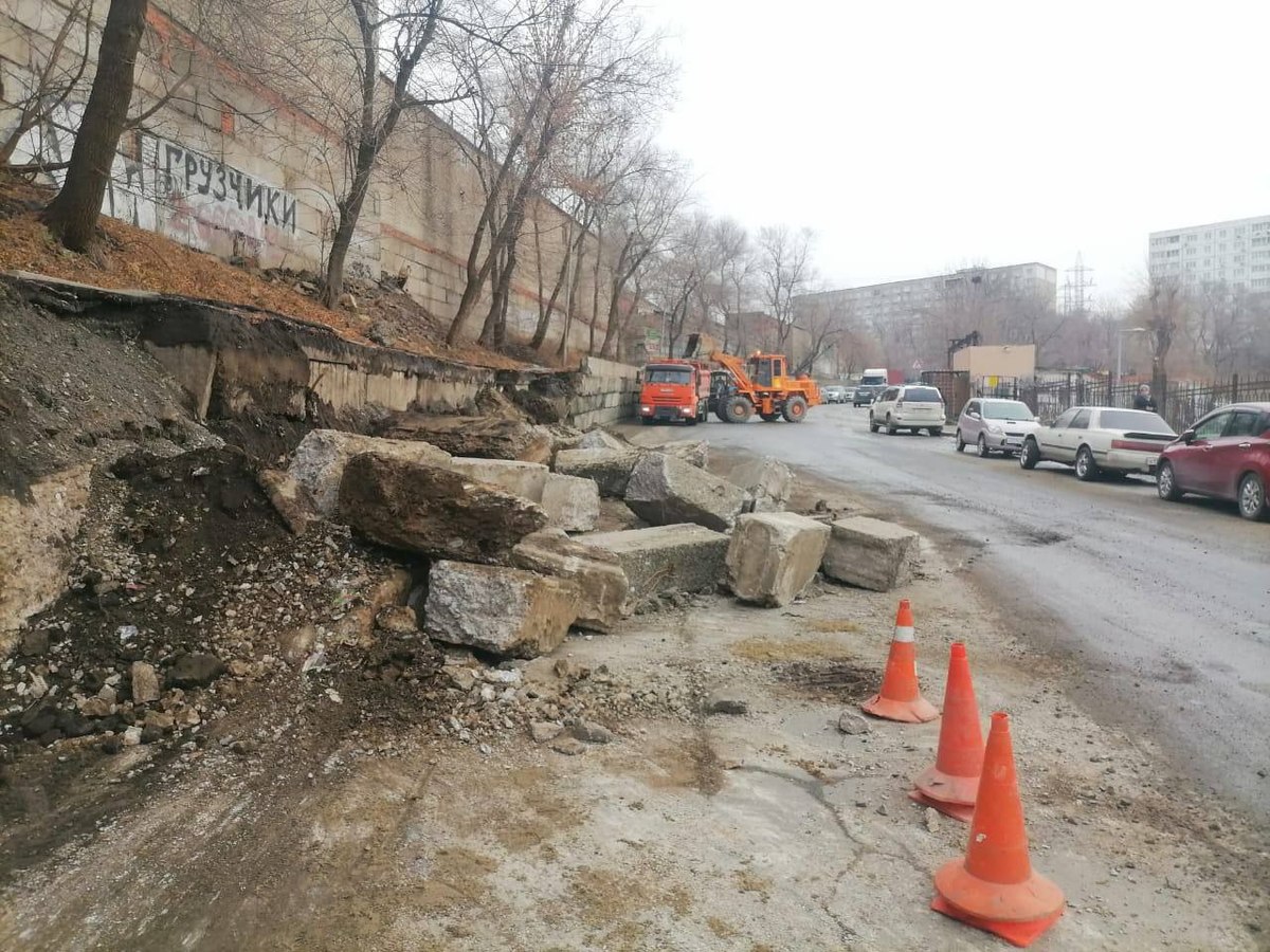 На Днепровской часть старой подпорной стены обрушилась на дорогу (ФОТО) –  Новости Владивостока на VL.ru