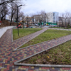 Сквер уже почти готов: на дорожках уложена брусчатка, растёт газон, работает освещение — newsvl.ru
