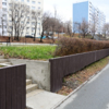 Подпорные стены со стороны проезжей части задекорированы досками — newsvl.ru