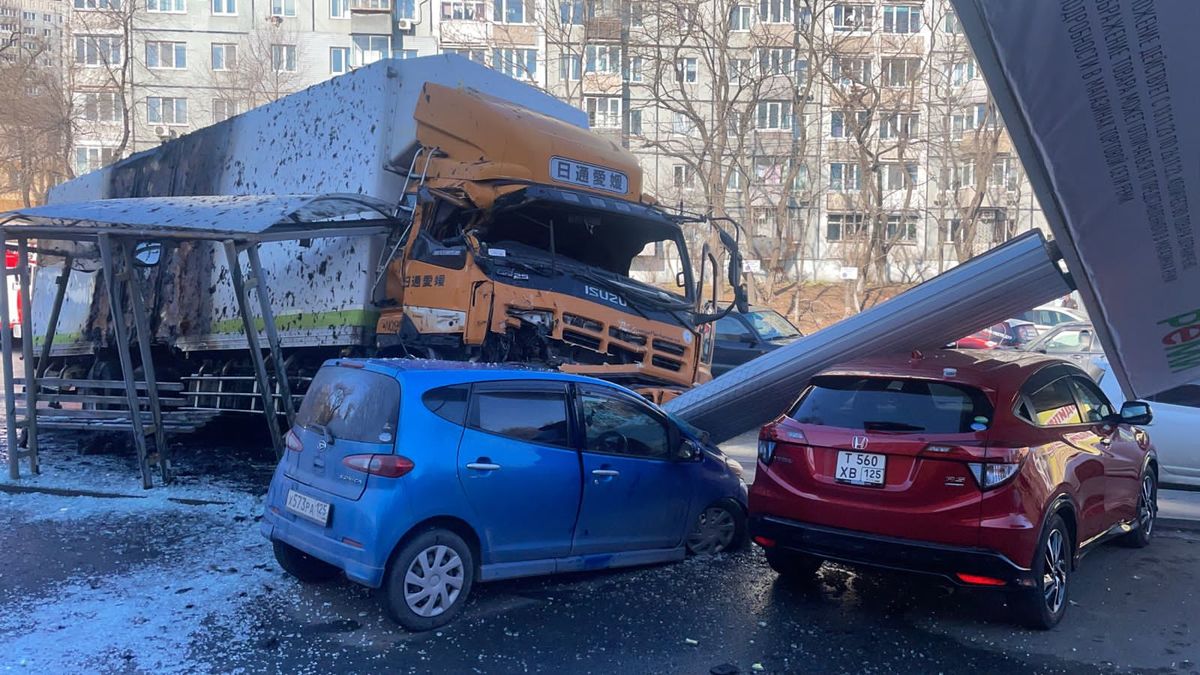 Во Владивостоке большегруз снёс остановку, рекламный щит, разбил несколько  авто и задел пассажирский автобус (ФОТО; ВИДЕО) – Новости Владивостока на  VL.ru