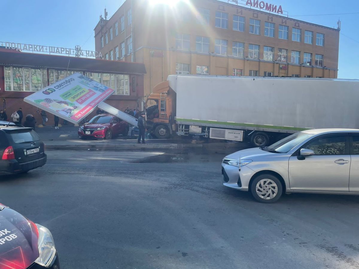 Во Владивостоке большегруз снёс остановку, рекламный щит, разбил несколько  авто и задел пассажирский автобус (ФОТО; ВИДЕО) – Новости Владивостока на  VL.ru