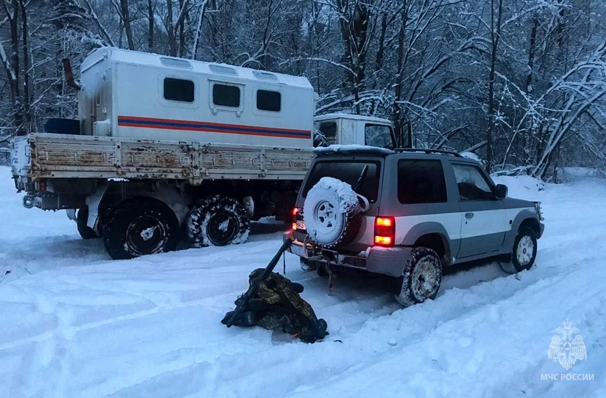 В Приморье спасли трёх рыбаков, которые по пути на речку застряли на  внедорожнике в снегу – Новости Владивостока на VL.ru