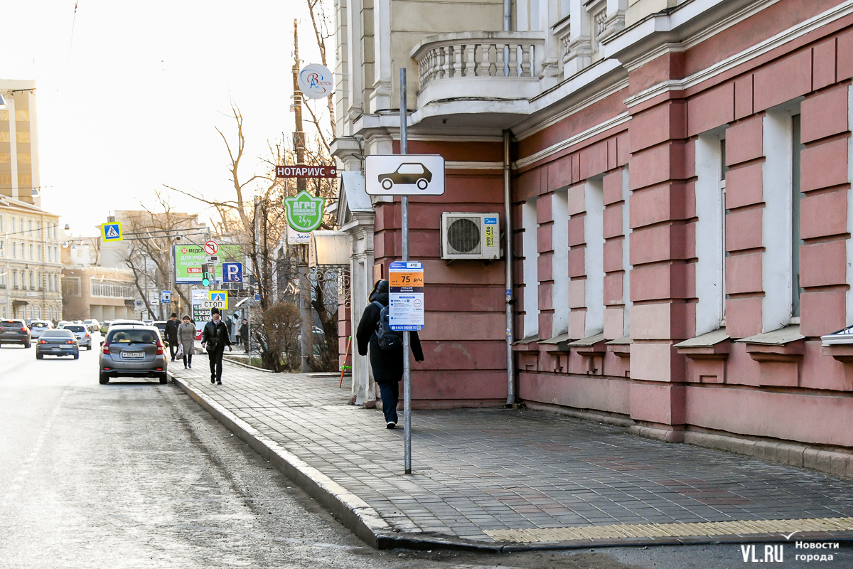 За деньги, да: на центральной улице Владивостока установили знаки платной  парковки (ФОТО) – Новости Владивостока на VL.ru