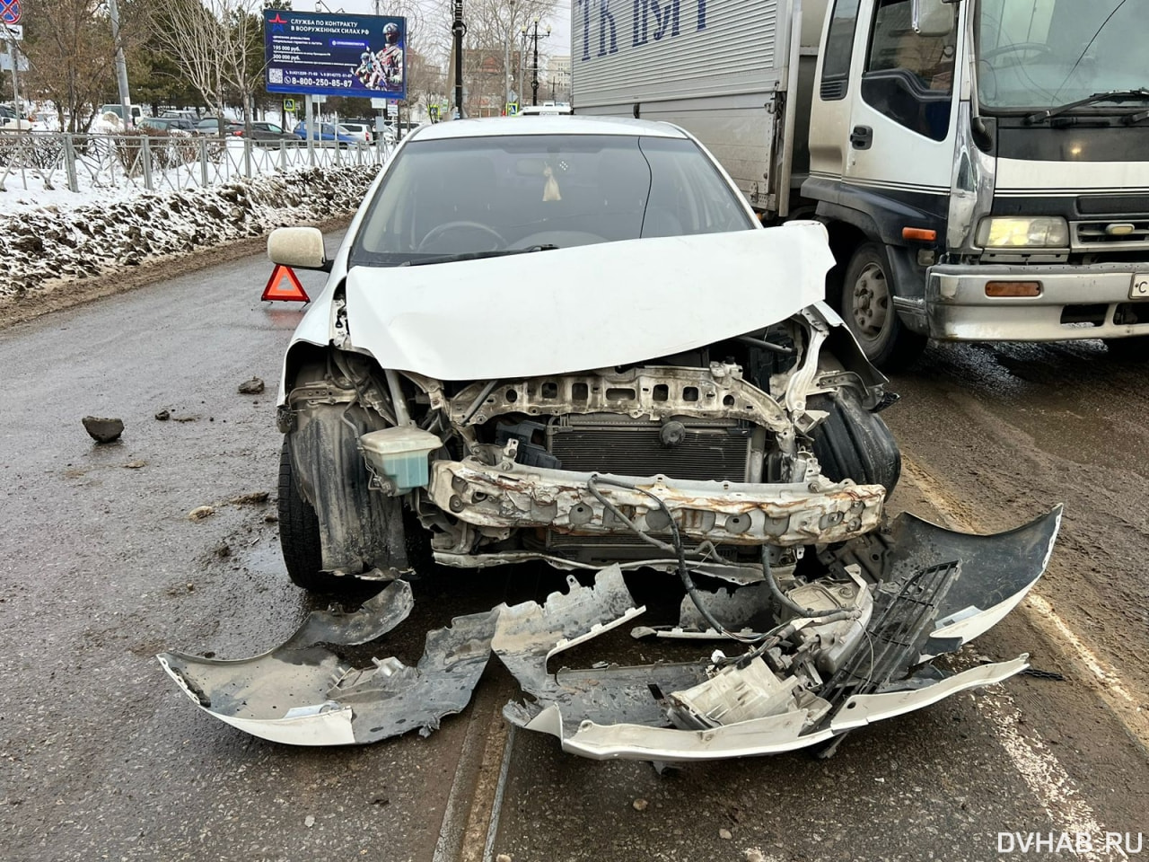 Бесхозные рельсы стали причиной ДТП у краевой ГИБДД (ФОТО) — Новости  Хабаровска