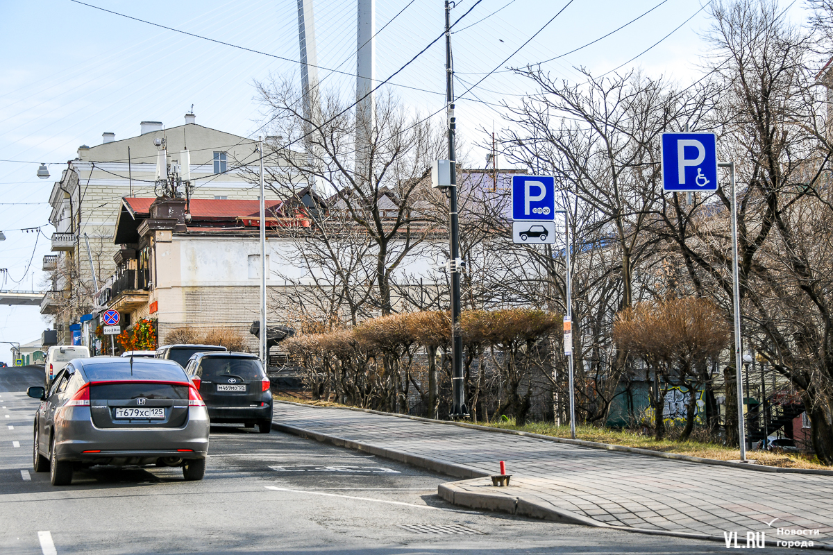 За деньги, да: на центральной улице Владивостока установили знаки платной  парковки (ФОТО) – Новости Владивостока на VL.ru