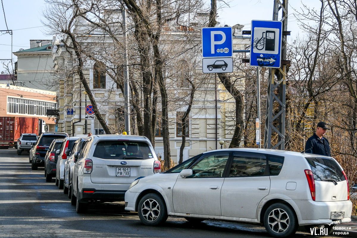 За деньги, да: на центральной улице Владивостока установили знаки платной  парковки (ФОТО) – Новости Владивостока на VL.ru