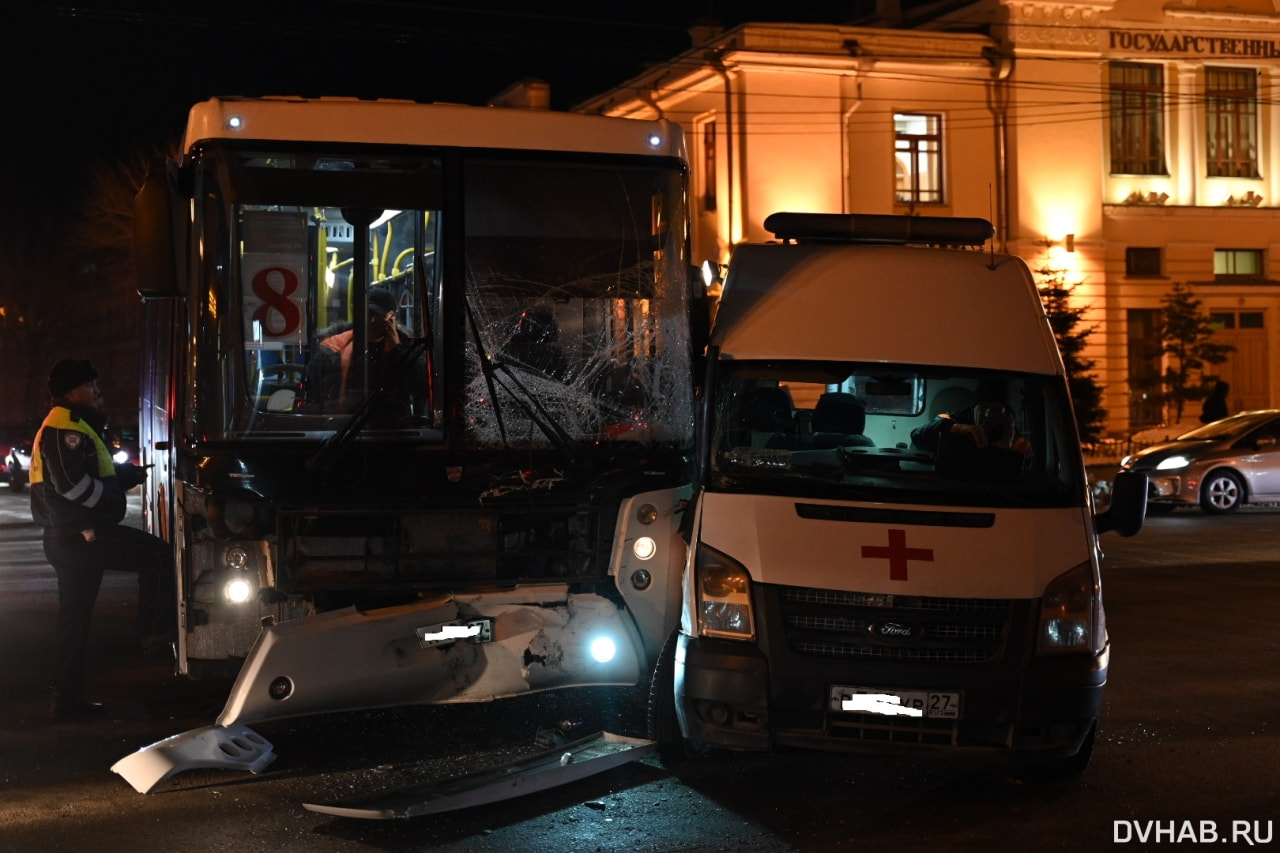 Не пропустил: ДТП с автобусом и скорой парализовало центр города (ФОТО) —  Новости Хабаровска