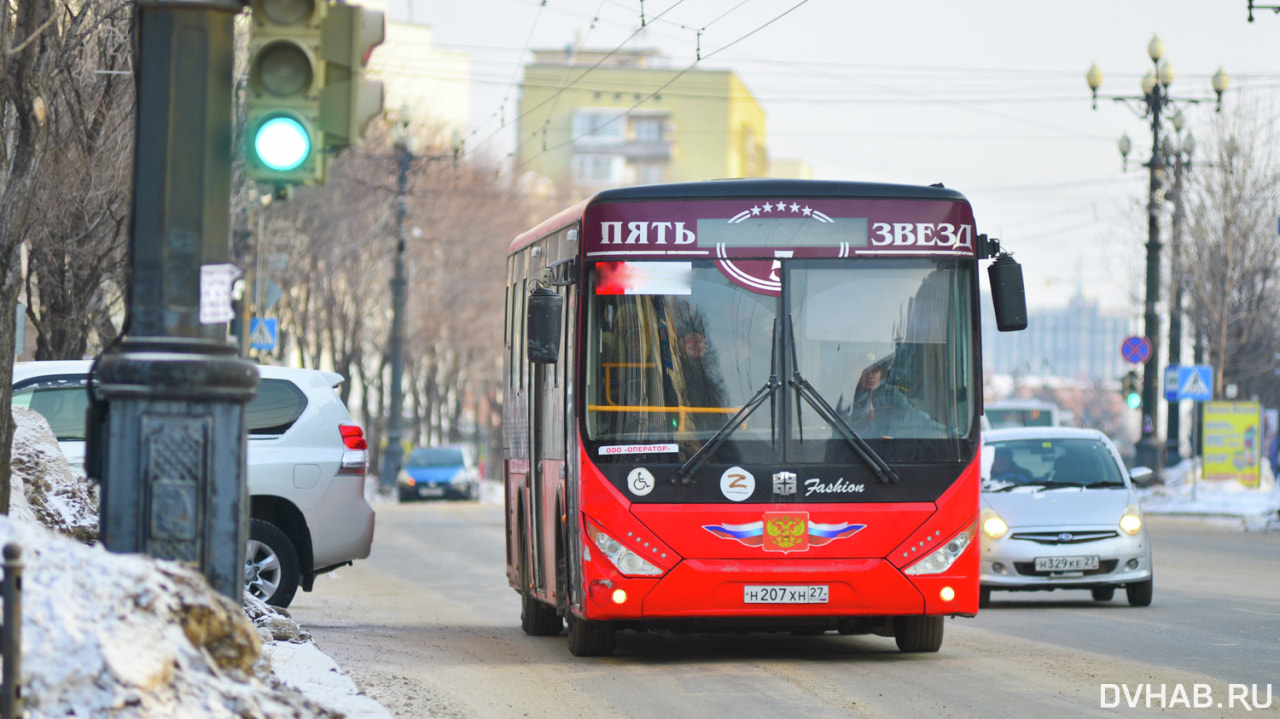 Самовольно высадил всех пассажиров на остановке водитель 25-го маршрута —  Новости Хабаровска