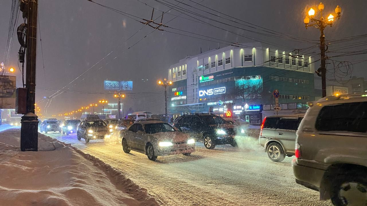 И снова пробки: автомобили в городе застряли в 9-балльных заторах (ФОТО) —  Новости Хабаровска