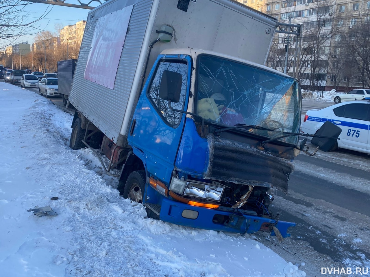 Грузовик, такси и Corolla собрались в ДТП на Павла Морозова (ФОТО) —  Новости Хабаровска