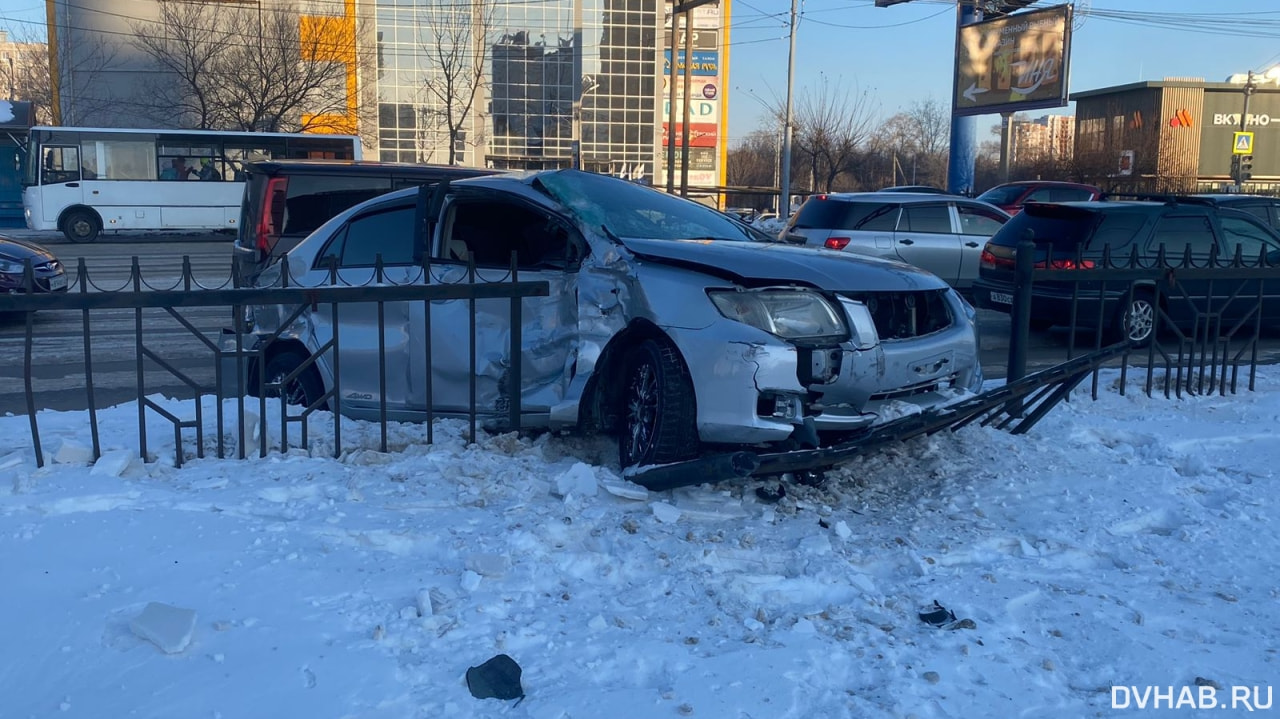 Грузовик, такси и Corolla собрались в ДТП на Павла Морозова (ФОТО) —  Новости Хабаровска