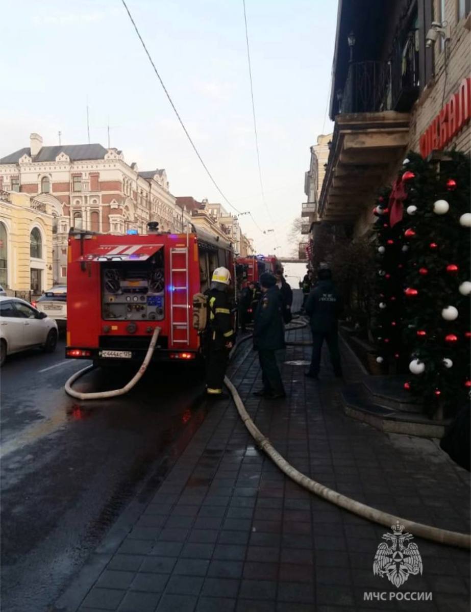 Во Владивостоке на Светланской загорелся бывший Доходный дом Шевелёва у  Центрального сквера – Новости Владивостока на VL.ru