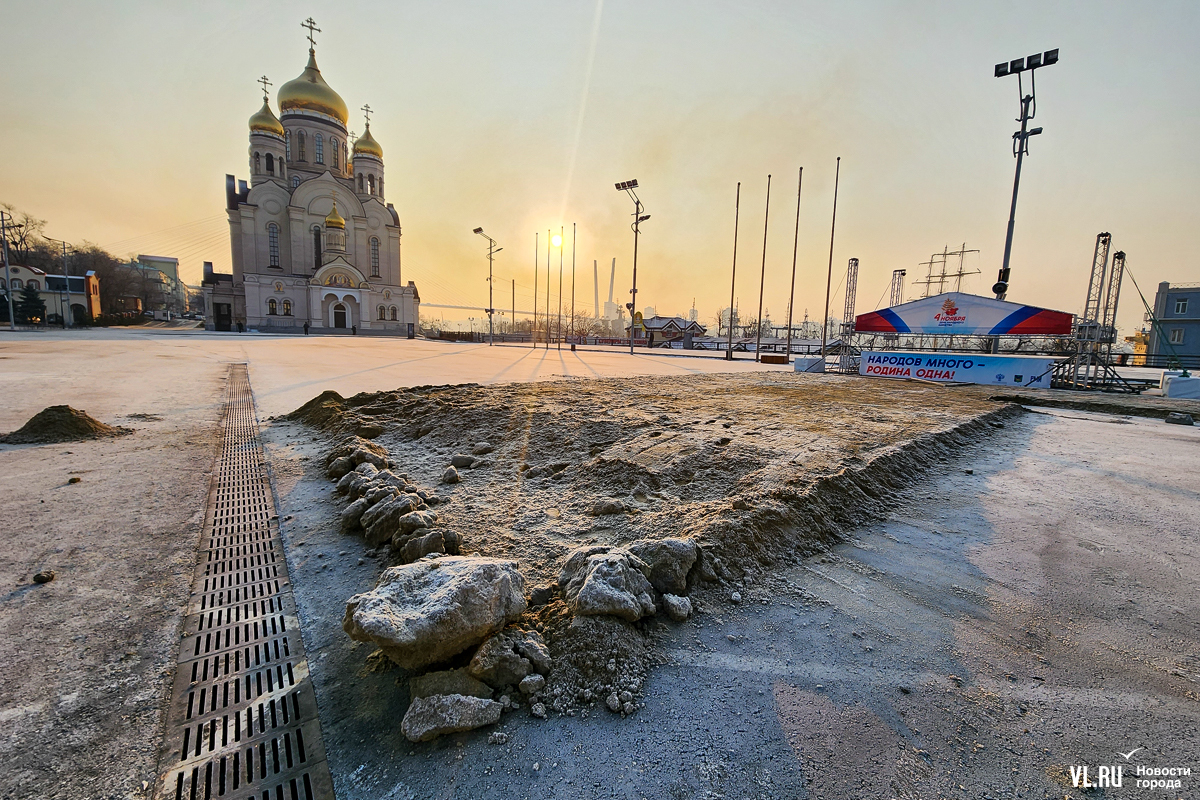 Во Владивостоке начали строить каток новогоднего городка – центральную  площадь украсят в стиле дракона (ФОТО) – Новости Владивостока на VL.ru