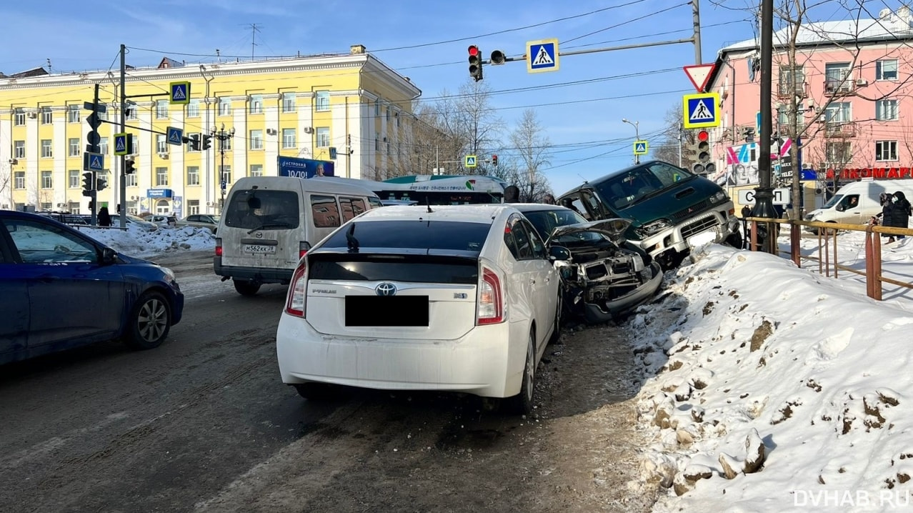 ДТП из четырех машин собрала Delica на улице Лейтенанта Орлова (ФОТО) —  Новости Хабаровска