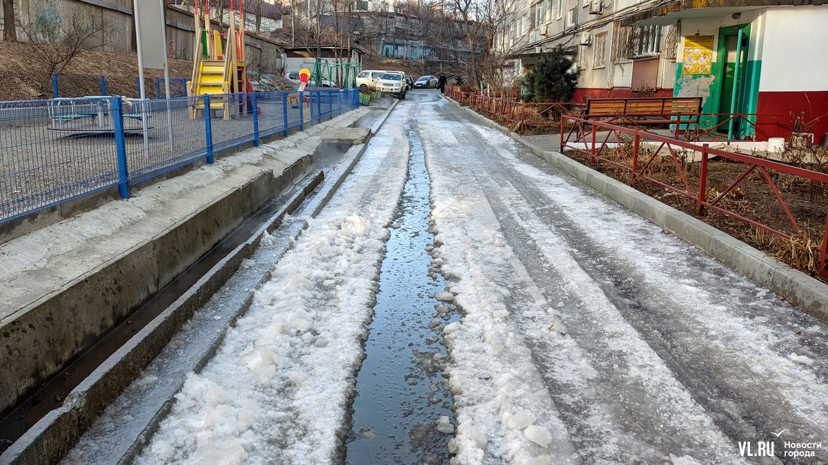 Из-за порыва на Сафонова дом остался без отопления, а двор залило смесью  воды и льда – Новости Владивостока на VL.ru