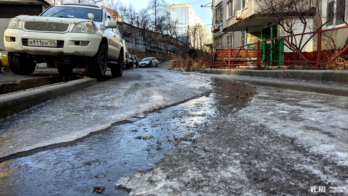 Из-за порыва на Сафонова дом остался без отопления, а двор залило смесью  воды и льда – Новости Владивостока на VL.ru