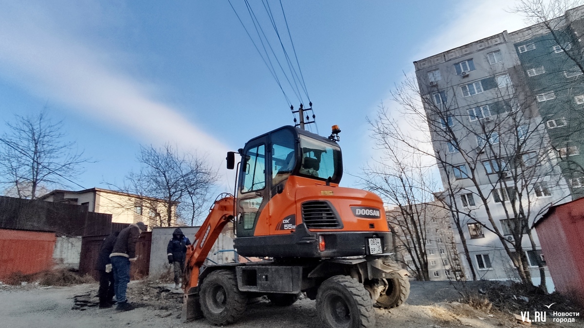 Из-за порыва на Сафонова дом остался без отопления, а двор залило смесью  воды и льда – Новости Владивостока на VL.ru