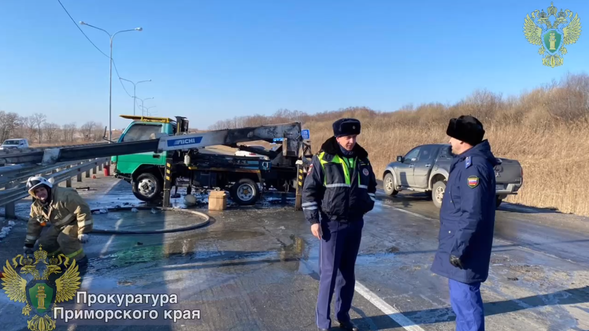 В Приморье микроавтобус врезался в автомобиль рабочих с поднятой вышкой –  два человека погибли (ВИДЕО) – Новости Владивостока на VL.ru