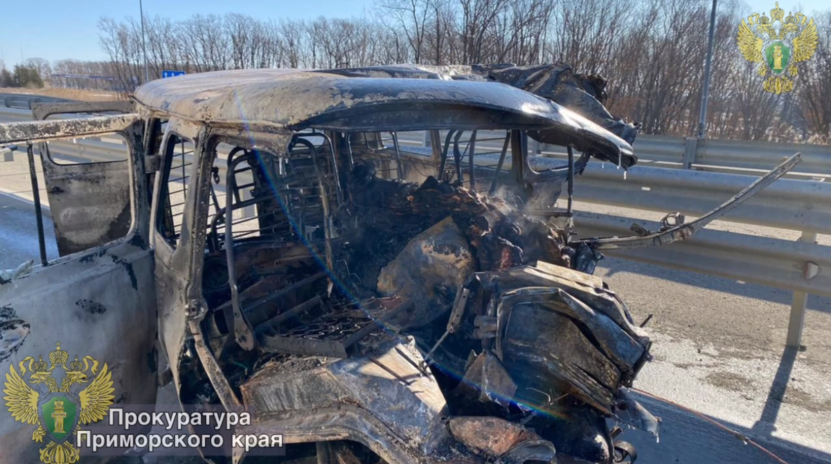 В Приморье микроавтобус врезался в автомобиль рабочих с поднятой вышкой –  два человека погибли (ВИДЕО) – Новости Владивостока на VL.ru