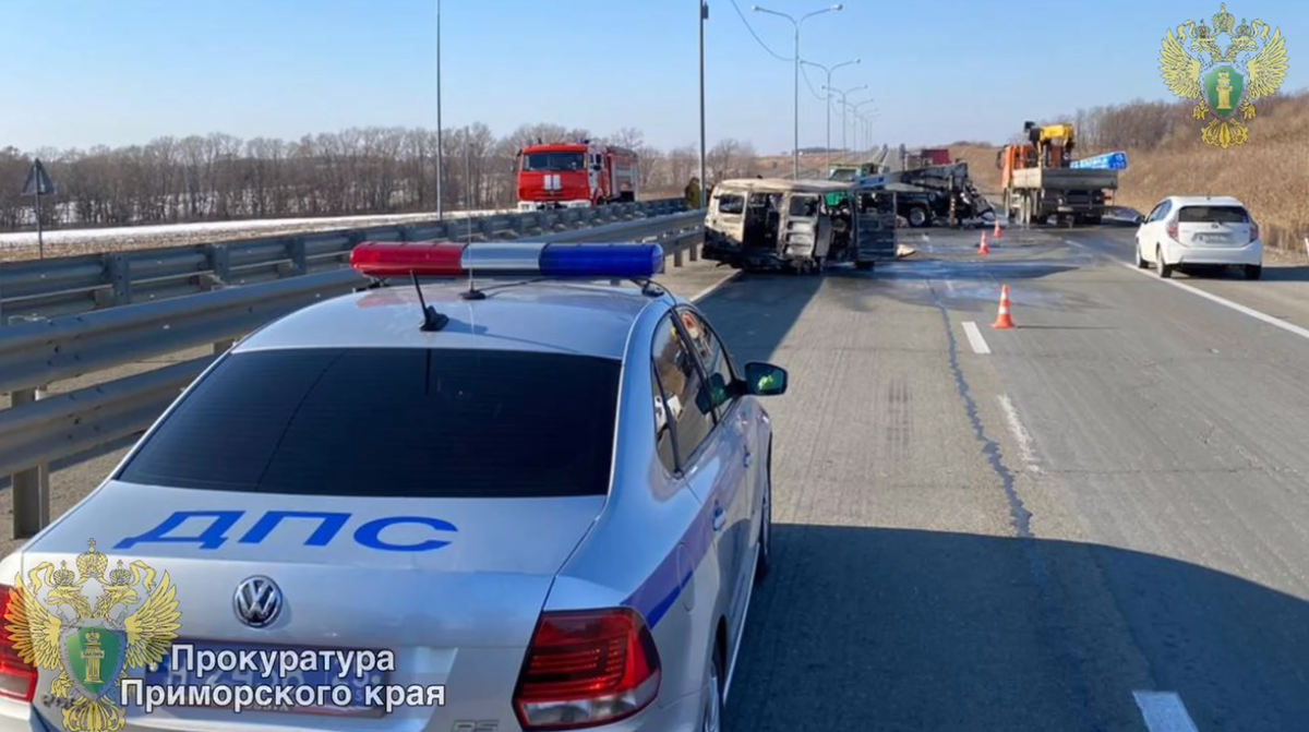 В Приморье микроавтобус врезался в автомобиль рабочих с поднятой вышкой –  два человека погибли (ВИДЕО) – Новости Владивостока на VL.ru