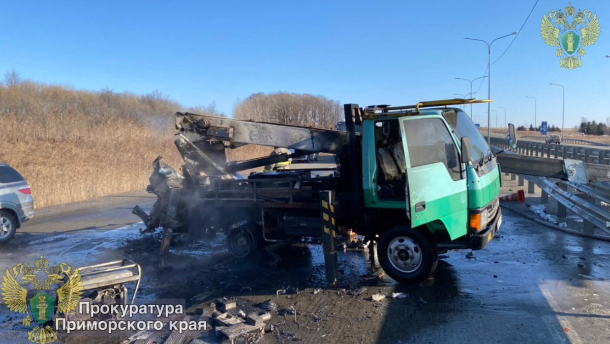 В Приморье микроавтобус врезался в автомобиль рабочих с поднятой вышкой –  два человека погибли (ВИДЕО) – Новости Владивостока на VL.ru