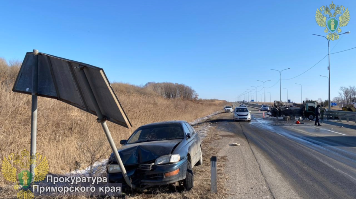 В Приморье микроавтобус врезался в автомобиль рабочих с поднятой вышкой –  два человека погибли (ВИДЕО) – Новости Владивостока на VL.ru