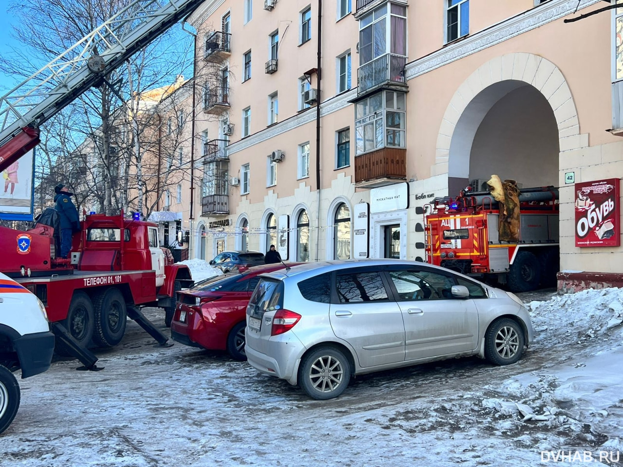 Неудачно покурил: пожар спровоцировал хабаровчанин в доме на Ленина (ФОТО)  — Новости Хабаровска