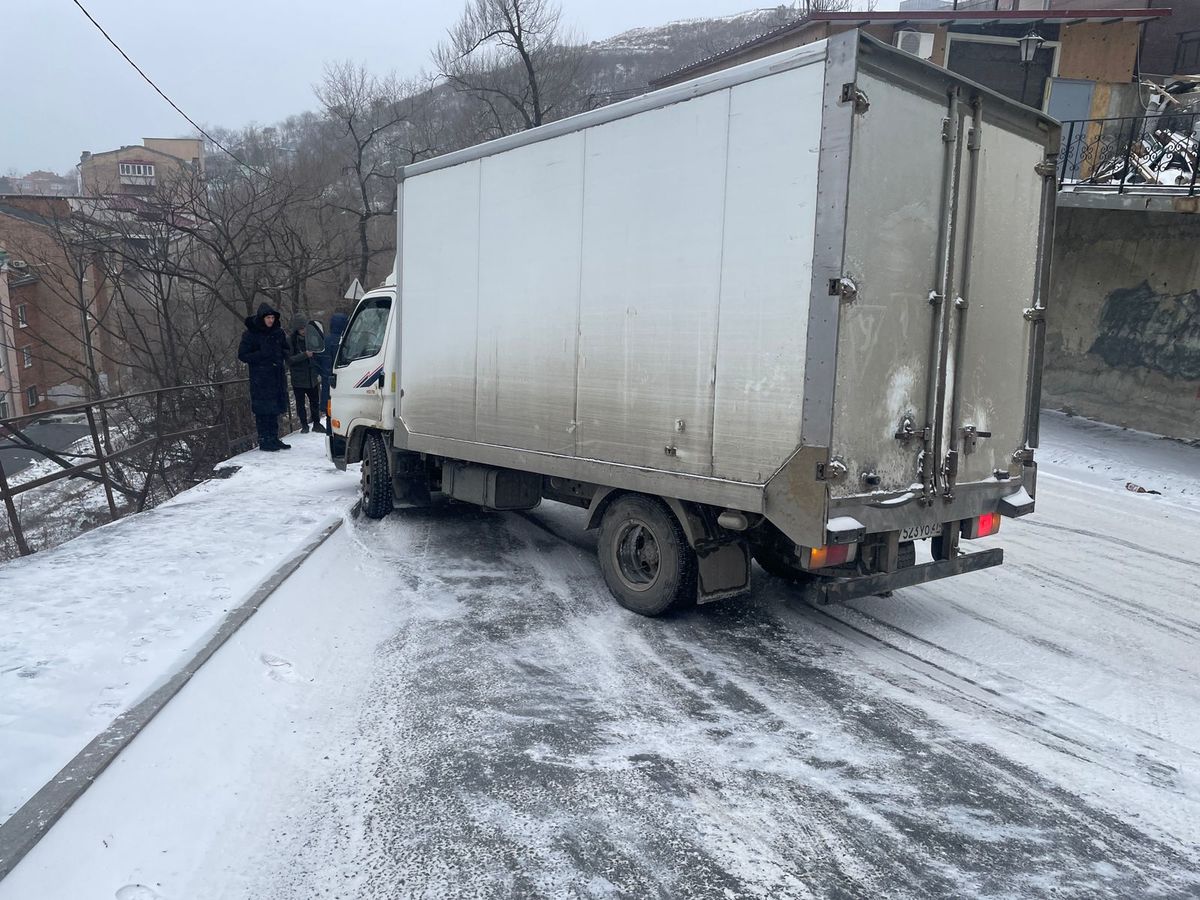 Во Владивостоке спуск по Капитана Шефнера перекрывали на время непогоды –  Новости Владивостока на VL.ru