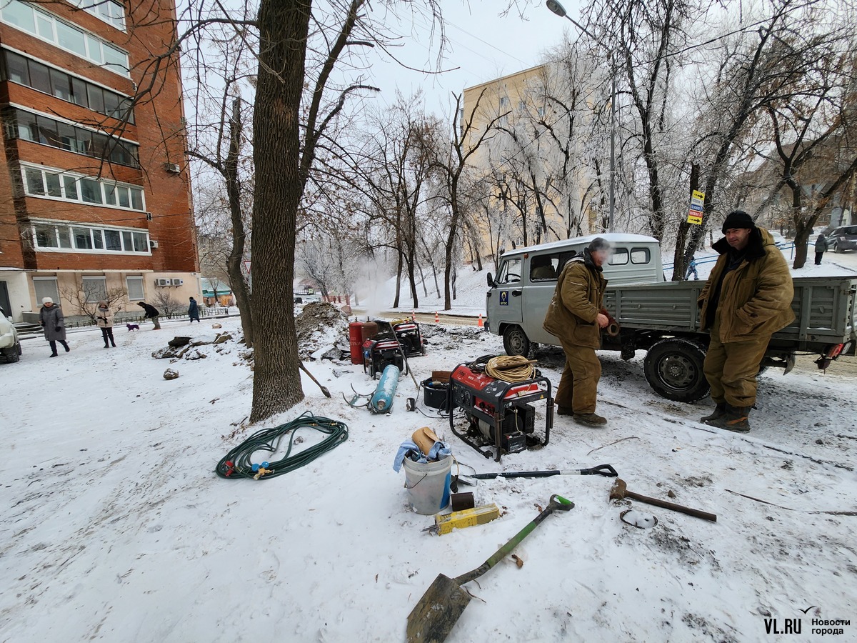 Во дворе на Давыдова ночью произошёл мощный порыв – повреждены авто, без  отопления остались 20 домов (ВИДЕО; ФОТО) – Новости Владивостока на VL.ru