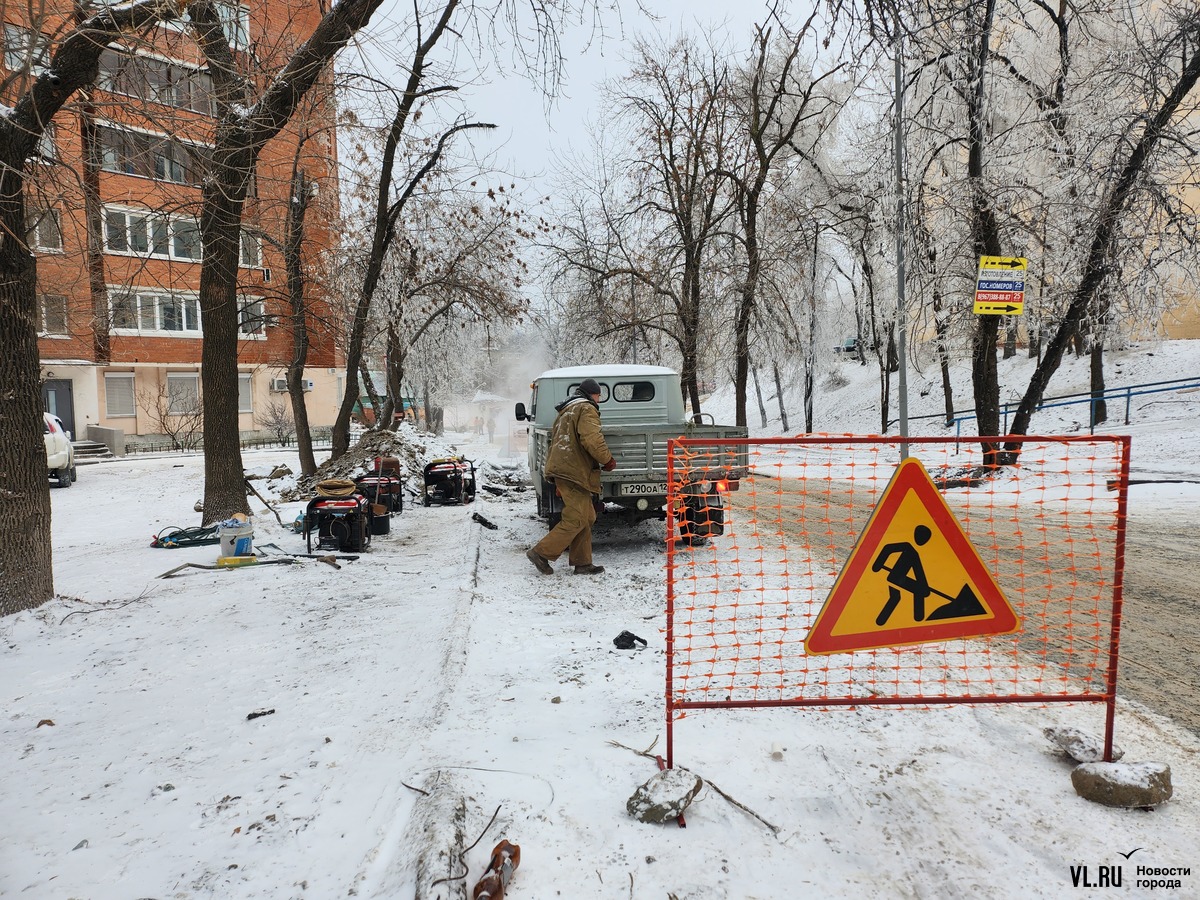 Во дворе на Давыдова ночью произошёл мощный порыв – повреждены авто, без  отопления остались 20 домов (ВИДЕО; ФОТО) – Новости Владивостока на VL.ru