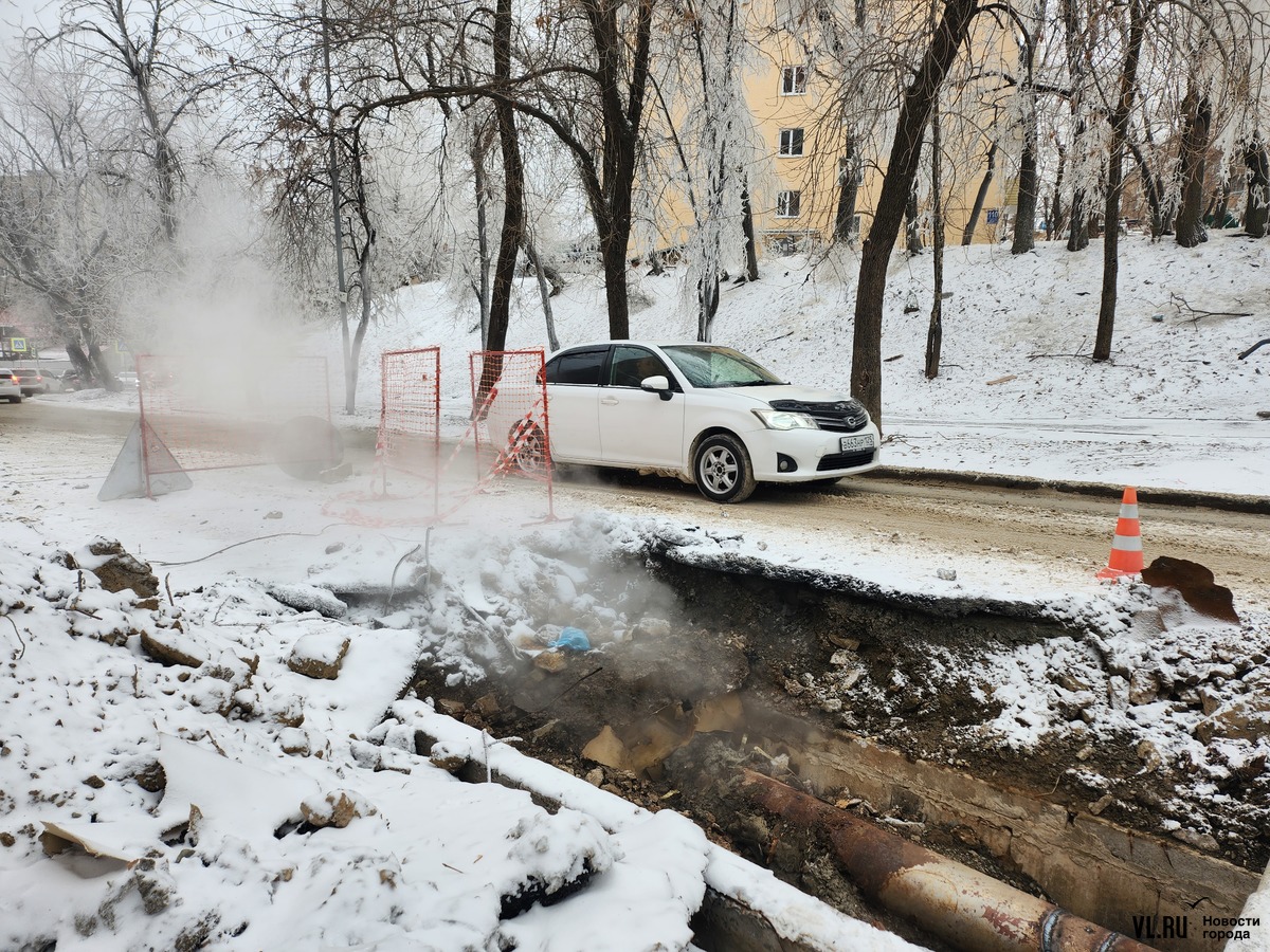 Во дворе на Давыдова ночью произошёл мощный порыв – повреждены авто, без  отопления остались 20 домов (ВИДЕО; ФОТО) – Новости Владивостока на VL.ru