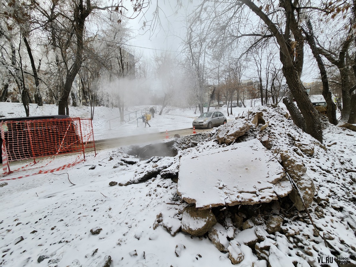 Во дворе на Давыдова ночью произошёл мощный порыв – повреждены авто, без  отопления остались 20 домов (ВИДЕО; ФОТО) – Новости Владивостока на VL.ru