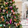 Самое большое новогоднее дерево украшено советскими игрушками и конфетами — newsvl.ru