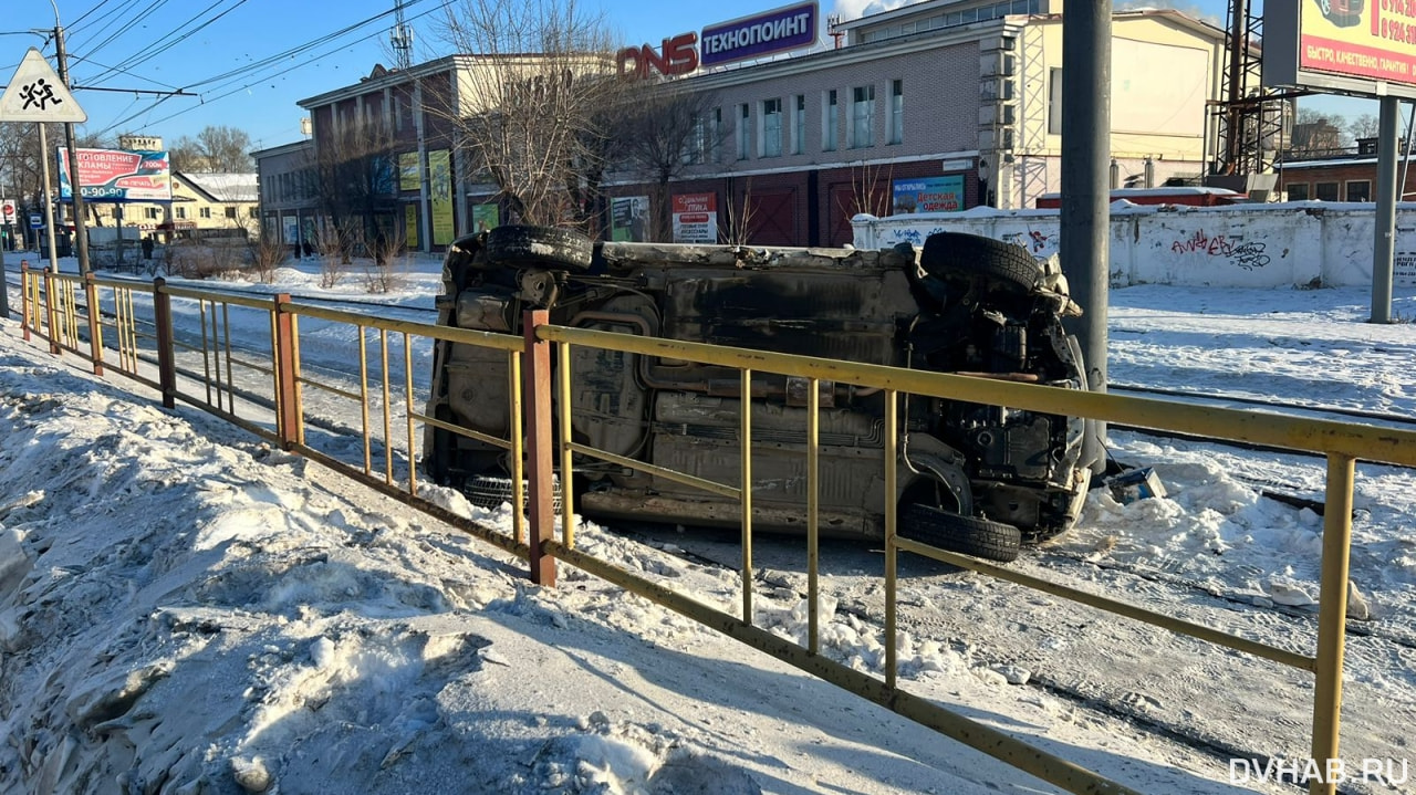 Nissan Cube перелетел через забор и завалился на бок после ДТП с автобусом  (ФОТО) — Новости Хабаровска