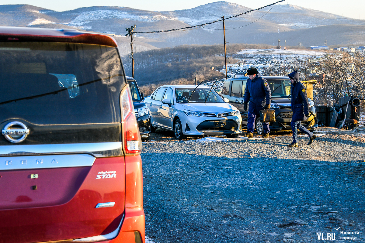 На авторынке «Зелёный угол» начали эвакуировать автомобили с объектов  Владивостокской крепости (ВИДЕО) – Новости Владивостока на VL.ru