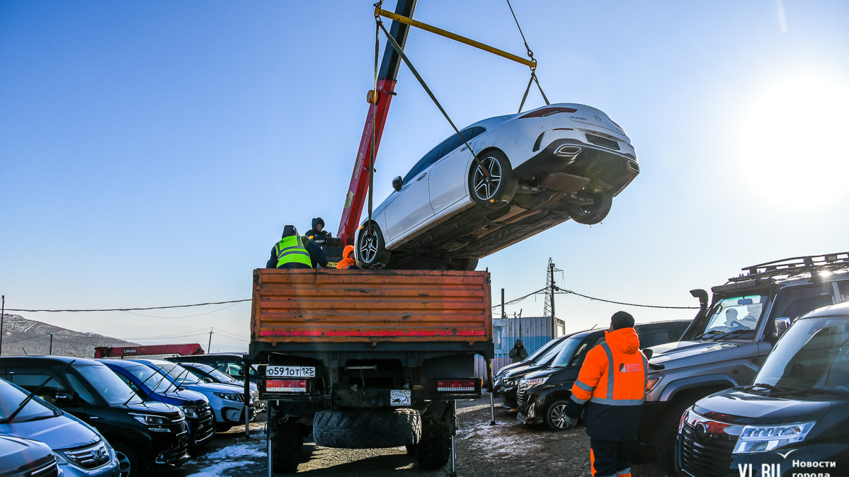 Автомобили эвакуируют с рынка «Зеленый угол» во Владивостоке (ФОТО) —  Новости Хабаровска