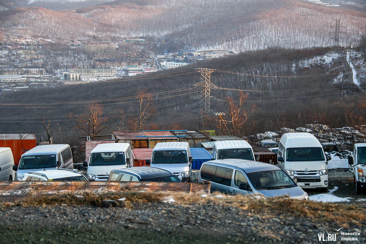 Сопротивление бесполезно. Будем по дворам стоять»: работники авторынка  «Зелёный угол» в спешке увозят машины из охранной зоны – Новости  Владивостока на VL.ru