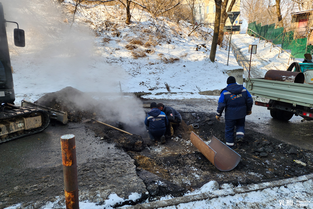 Во Владивостоке перекрыли Посьетскую из-за провала на теплотрассе – более  80 домов временно без отопления – Новости Владивостока на VL.ru