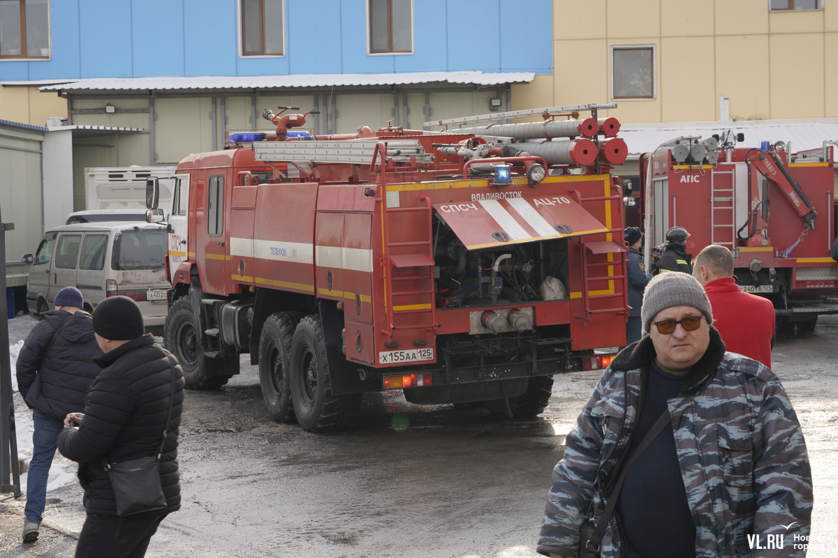 На Героев-Тихоокеанцев загорелось производственное здание на территории ТД  «ВИК» – Новости Владивостока на VL.ru