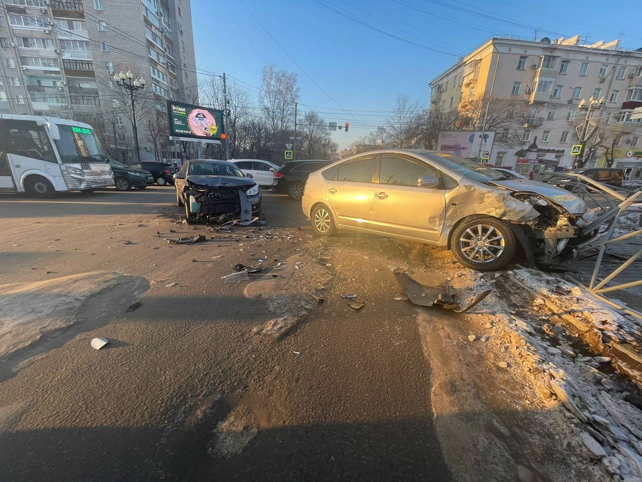 Toyota и Renault сшибли ограждение у площади Блюхера — Новости Хабаровска