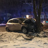 Во Владивостоке 14-летняя девочка за рулём Mazda Demio врезалась в дерево – двое подростков взяли машину покататься